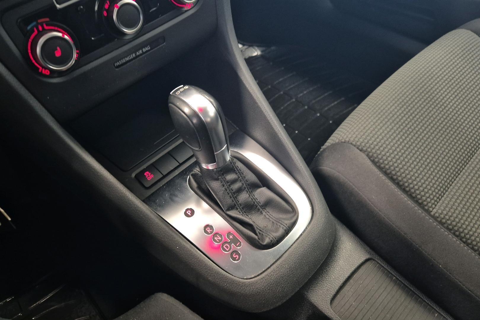 VOLKSWAGEN Golf 2012