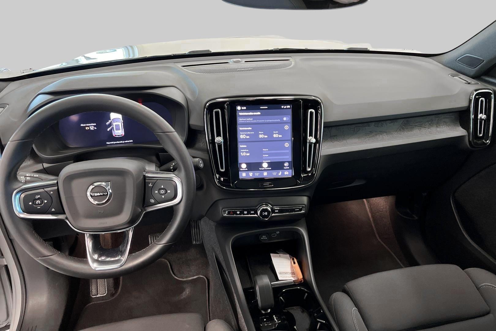 VOLVO XC40 2023