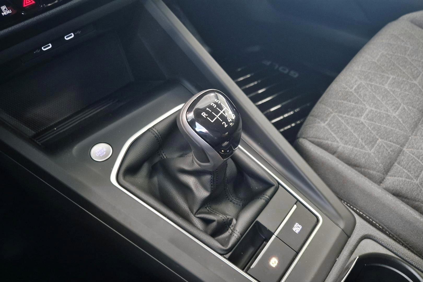 VOLKSWAGEN Golf 2025