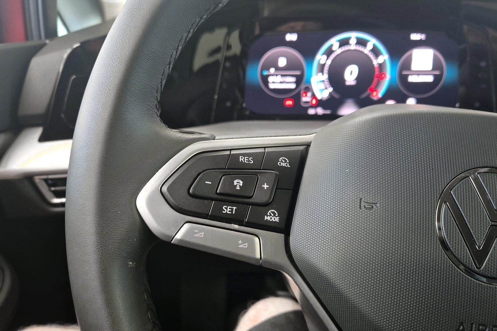 VOLKSWAGEN Golf 2025