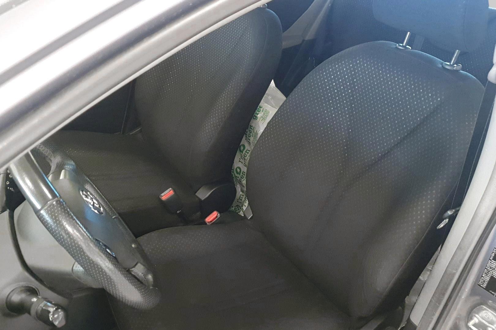 TOYOTA Yaris 2011