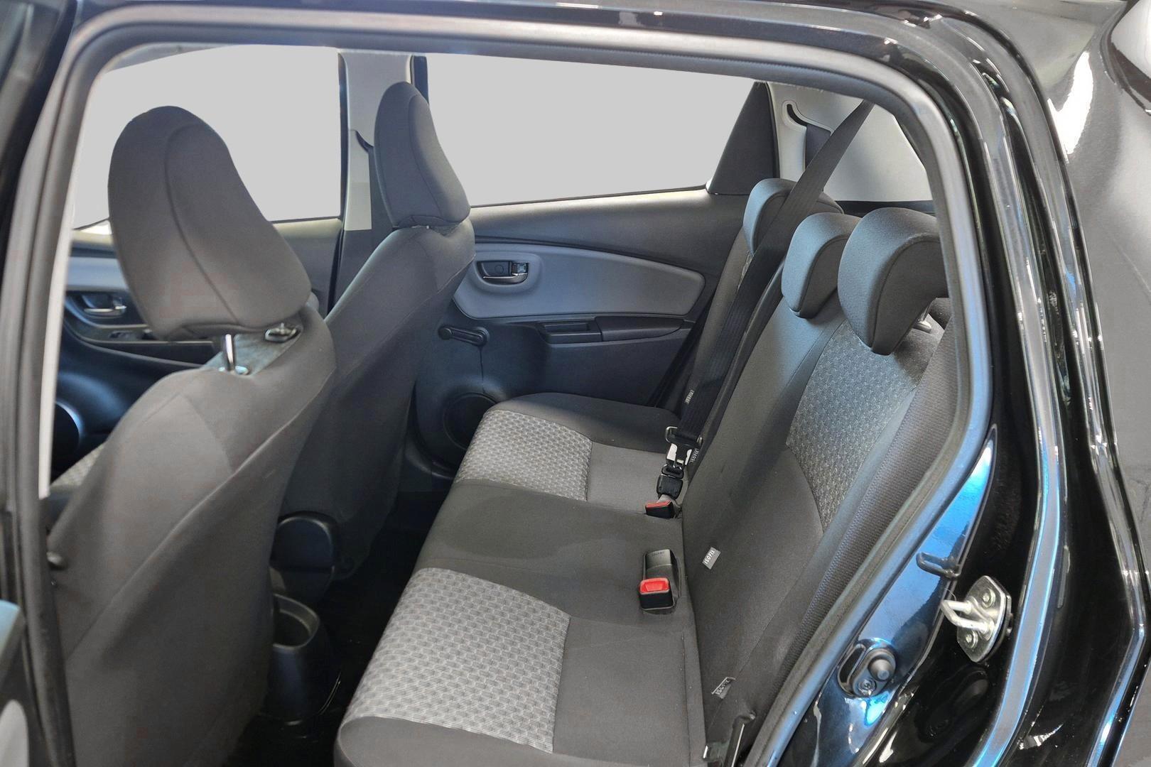 TOYOTA Yaris 2015