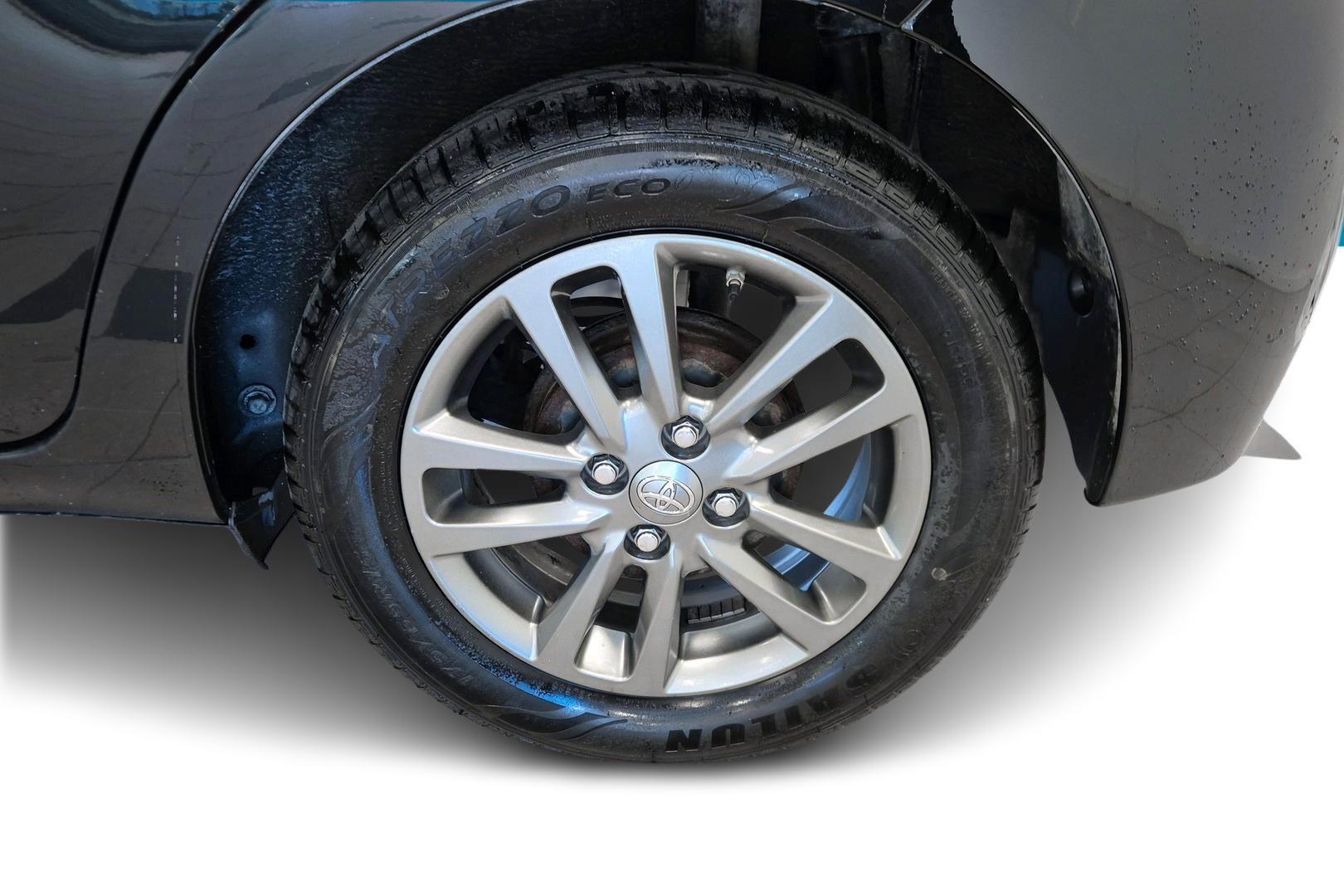 TOYOTA Yaris 2015