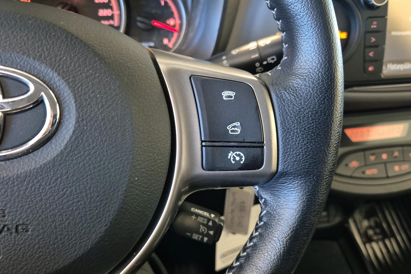 TOYOTA Yaris 2015