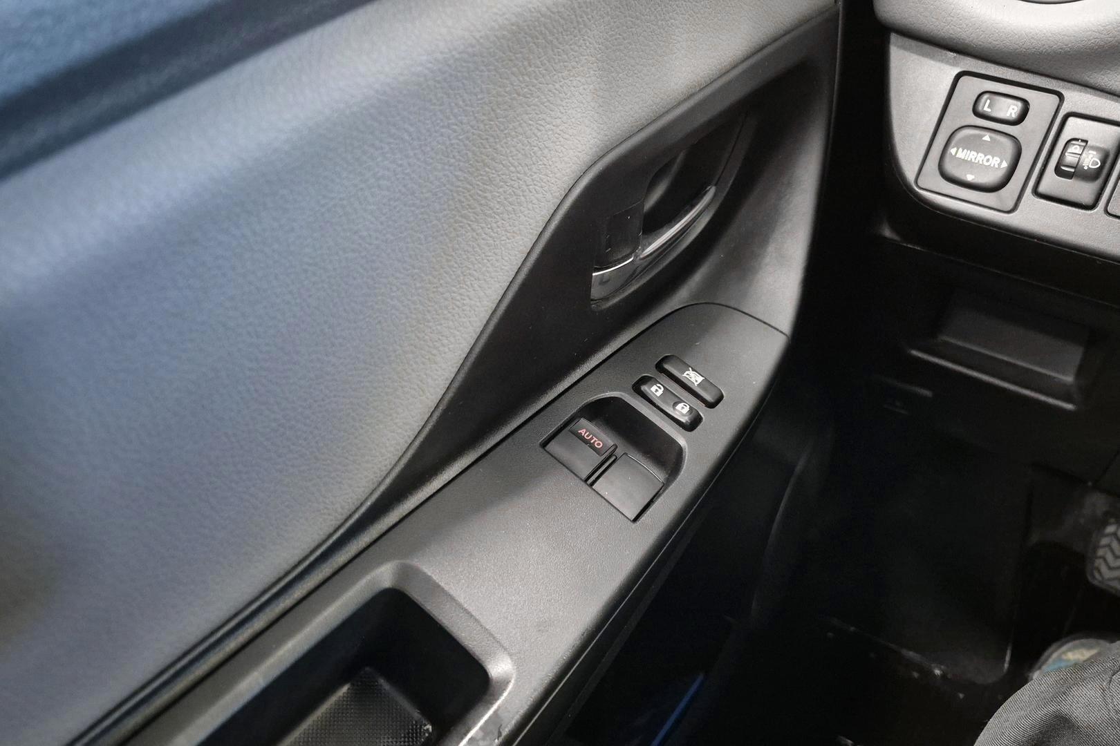TOYOTA Yaris 2015