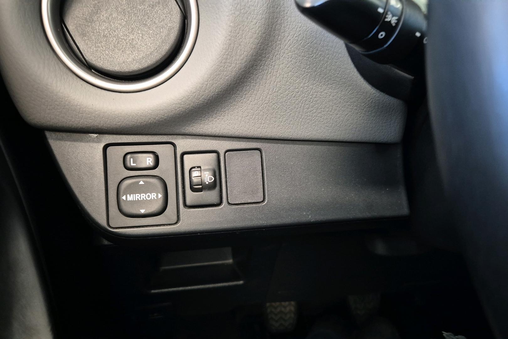 TOYOTA Yaris 2015
