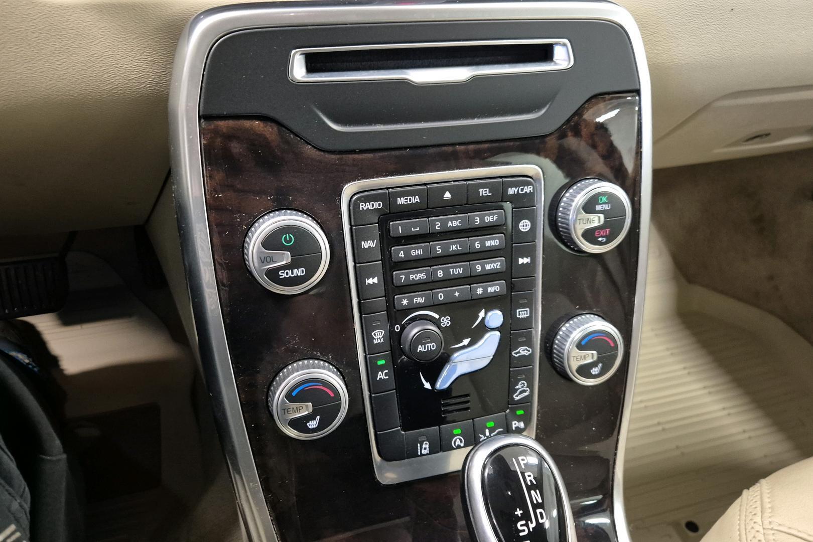 VOLVO XC70 16