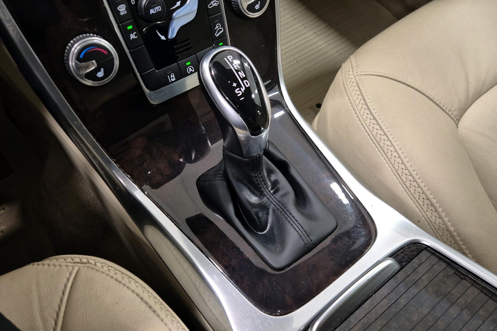 VOLVO XC70 17