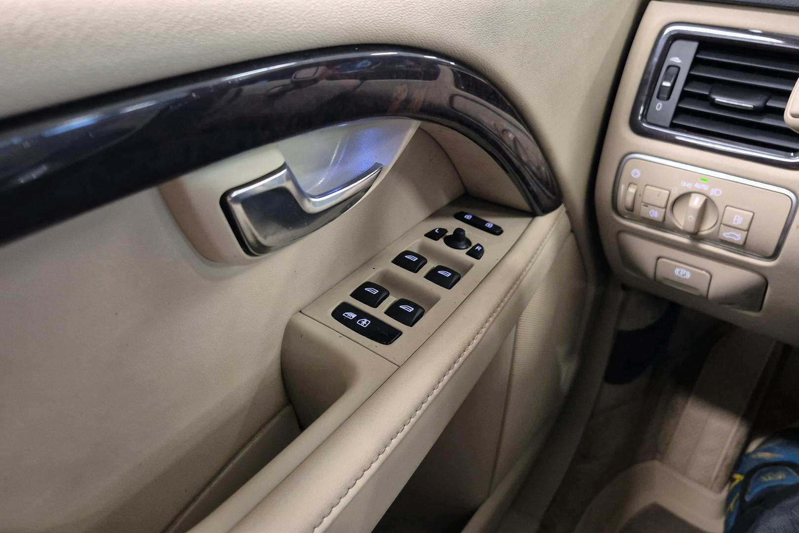 VOLVO XC70 20