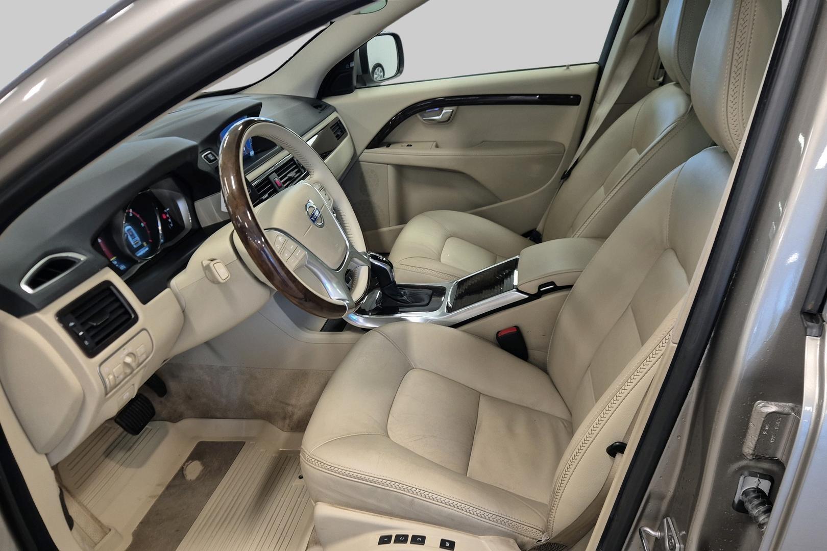 VOLVO XC70 9