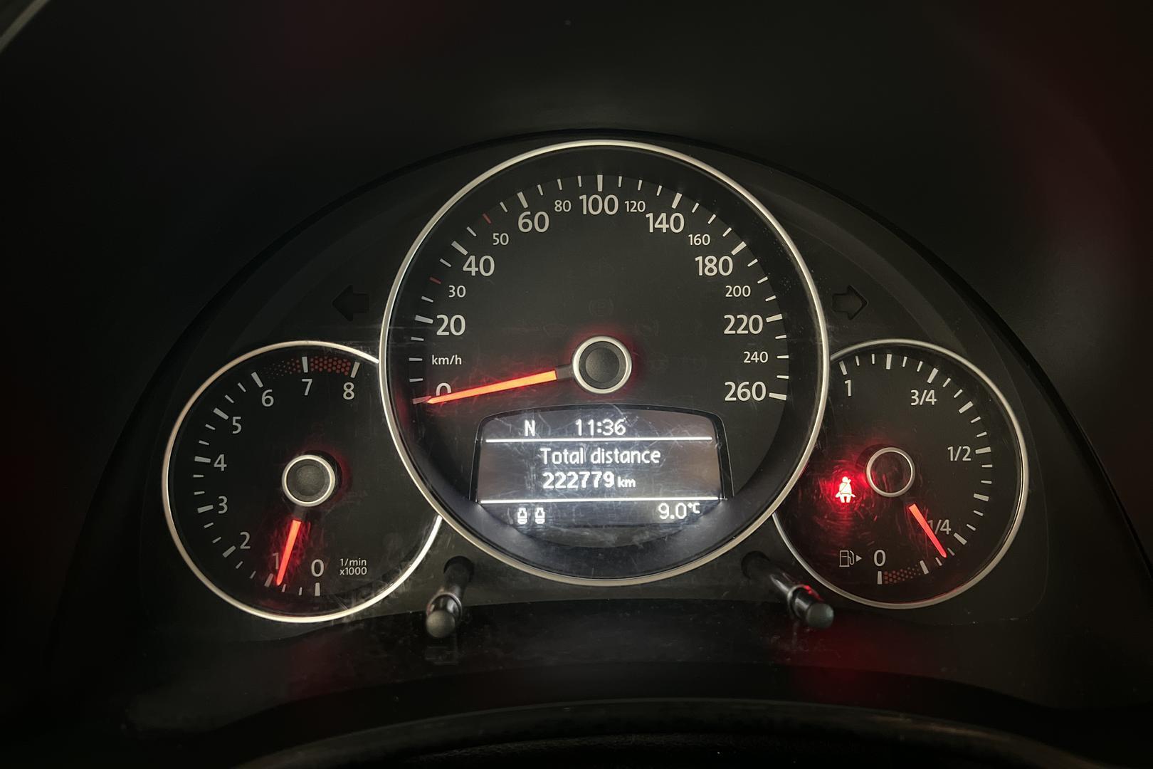 VOLKSWAGEN Beetle 2012