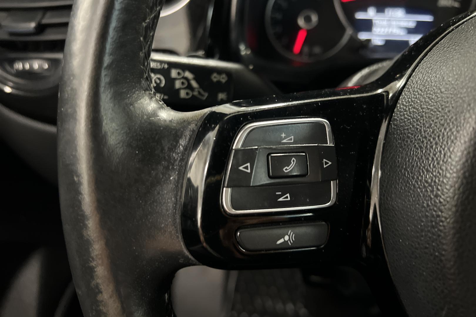 VOLKSWAGEN Beetle 2012