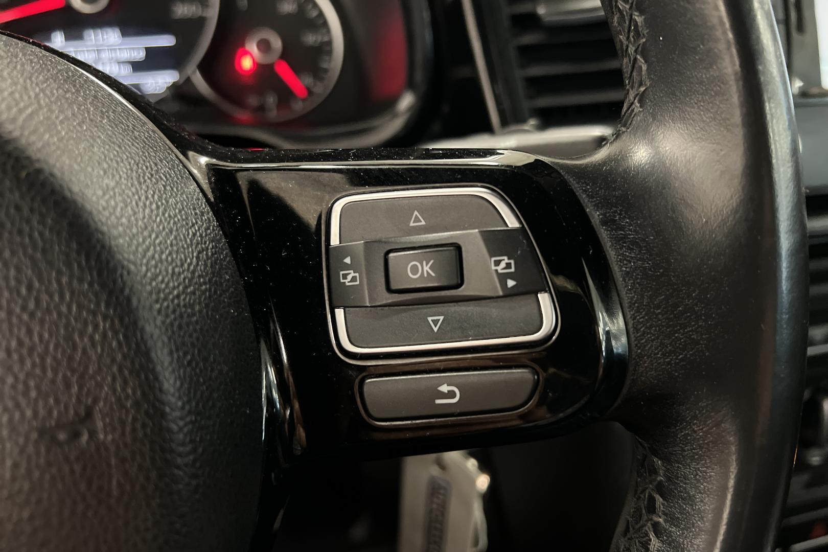 VOLKSWAGEN Beetle 2012