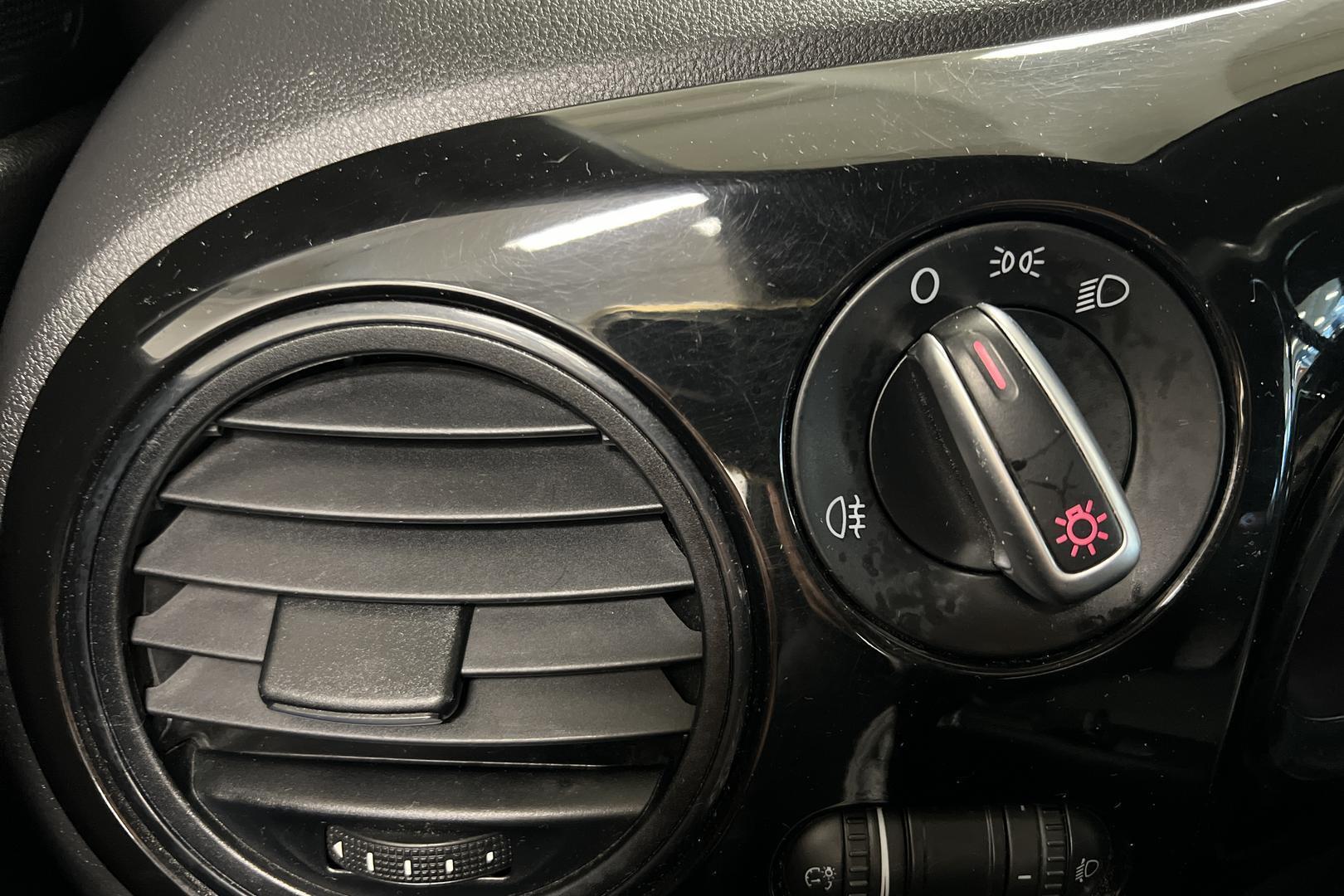 VOLKSWAGEN Beetle 2012