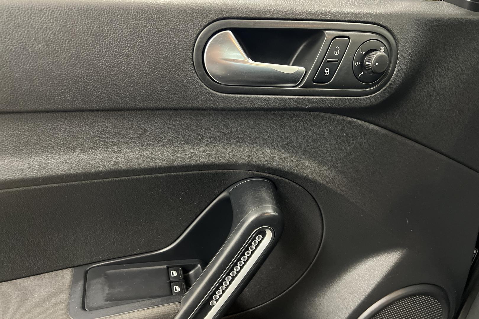 VOLKSWAGEN Beetle 2012