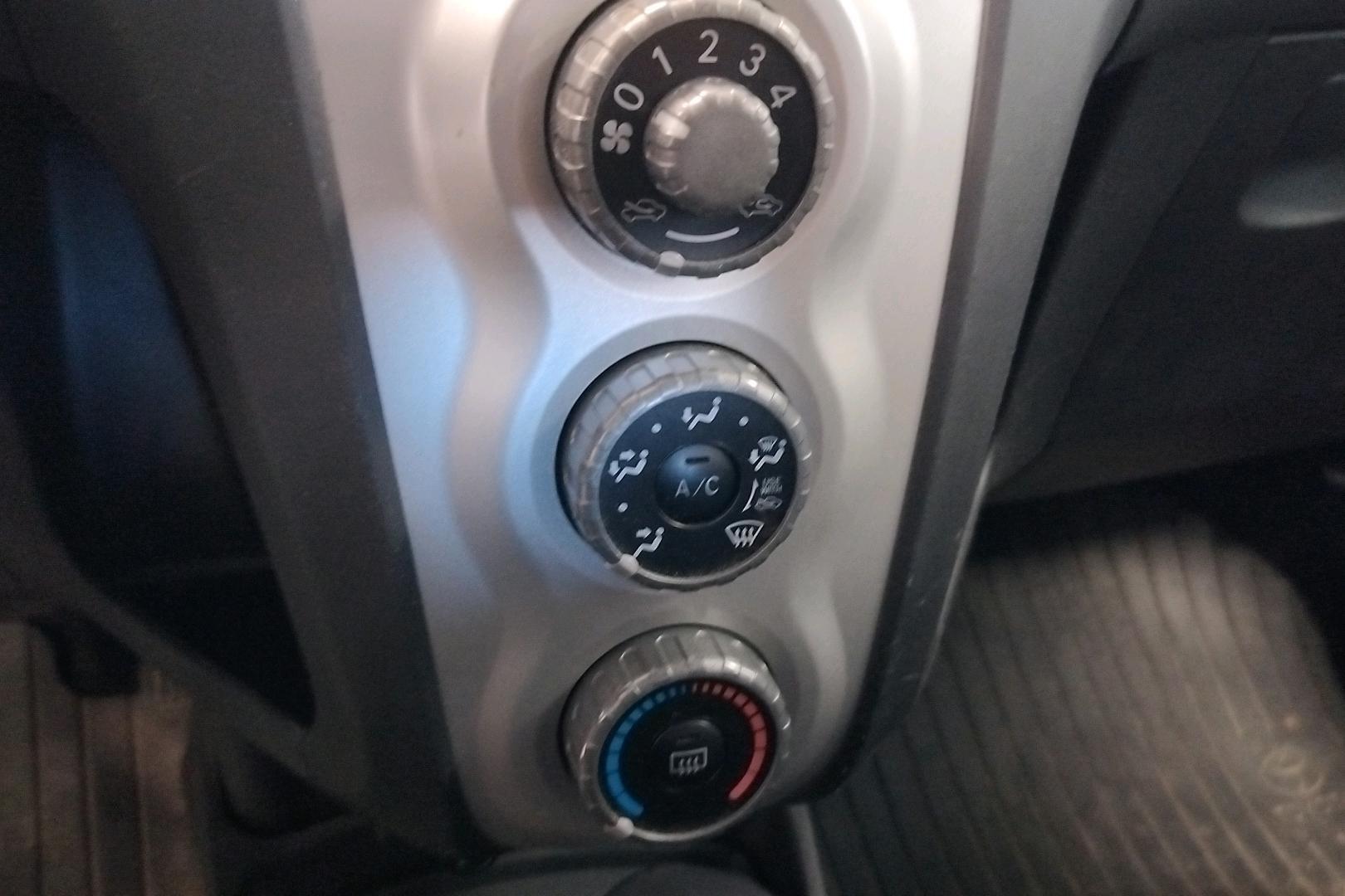 TOYOTA Yaris 2006
