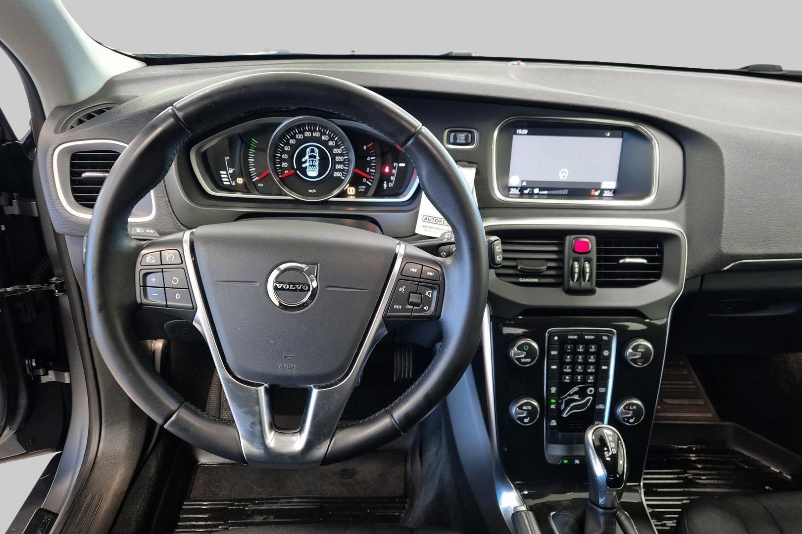 VOLVO V40 2018