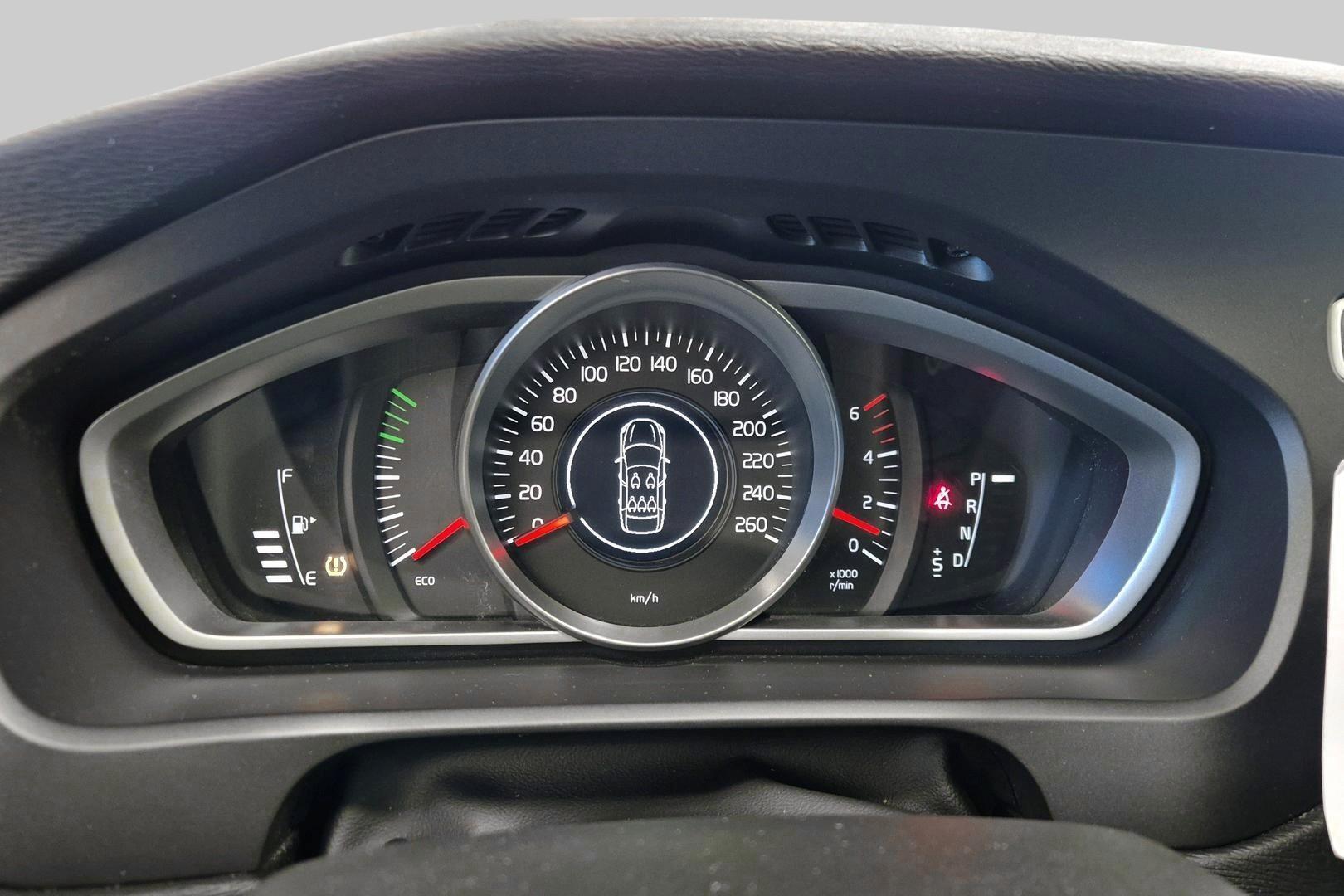VOLVO V40 2018