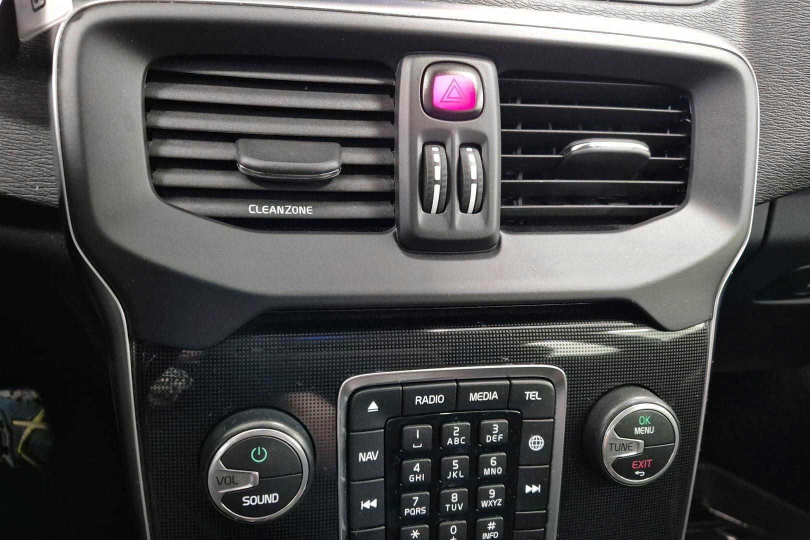 VOLVO V40 2018