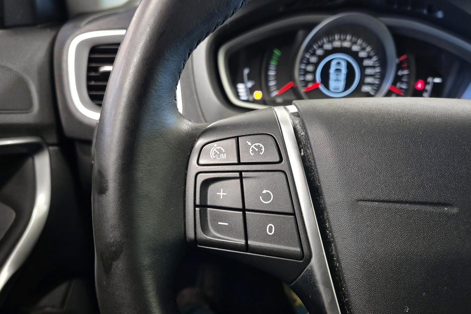 VOLVO V40 2018