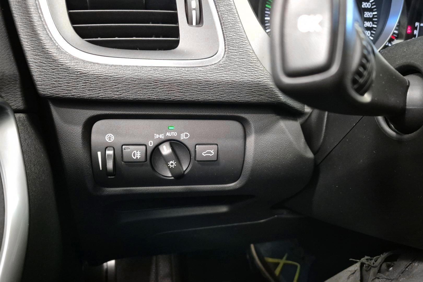 VOLVO V40 2018