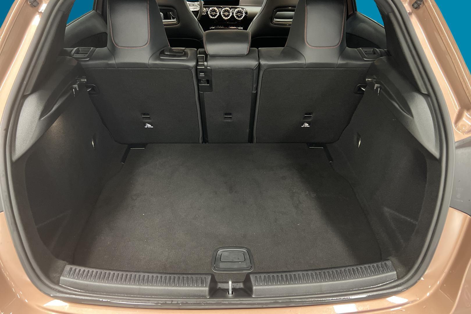 MERCEDES-BENZ A 2022