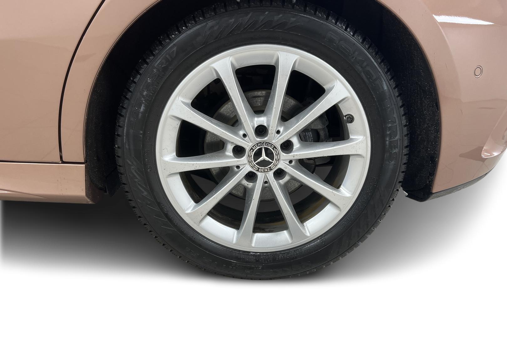 MERCEDES-BENZ A 2022