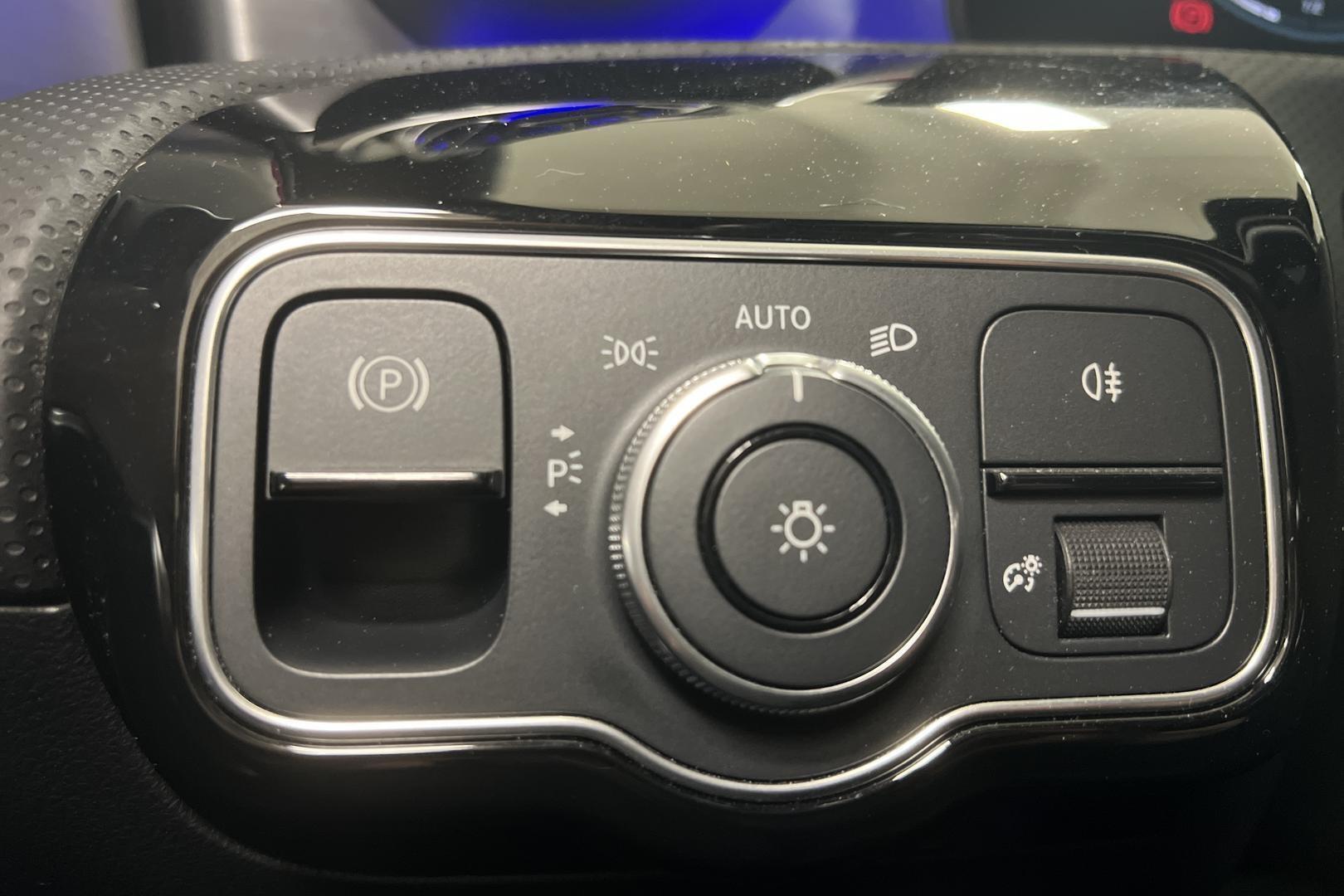 MERCEDES-BENZ A 2022