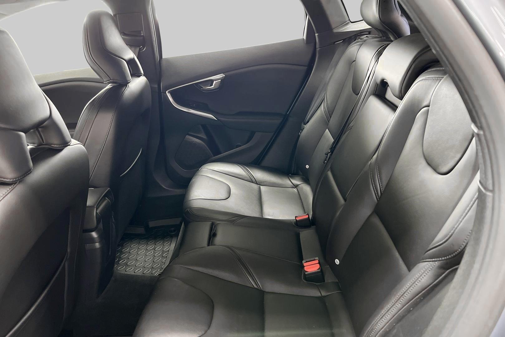 VOLVO V40 2017