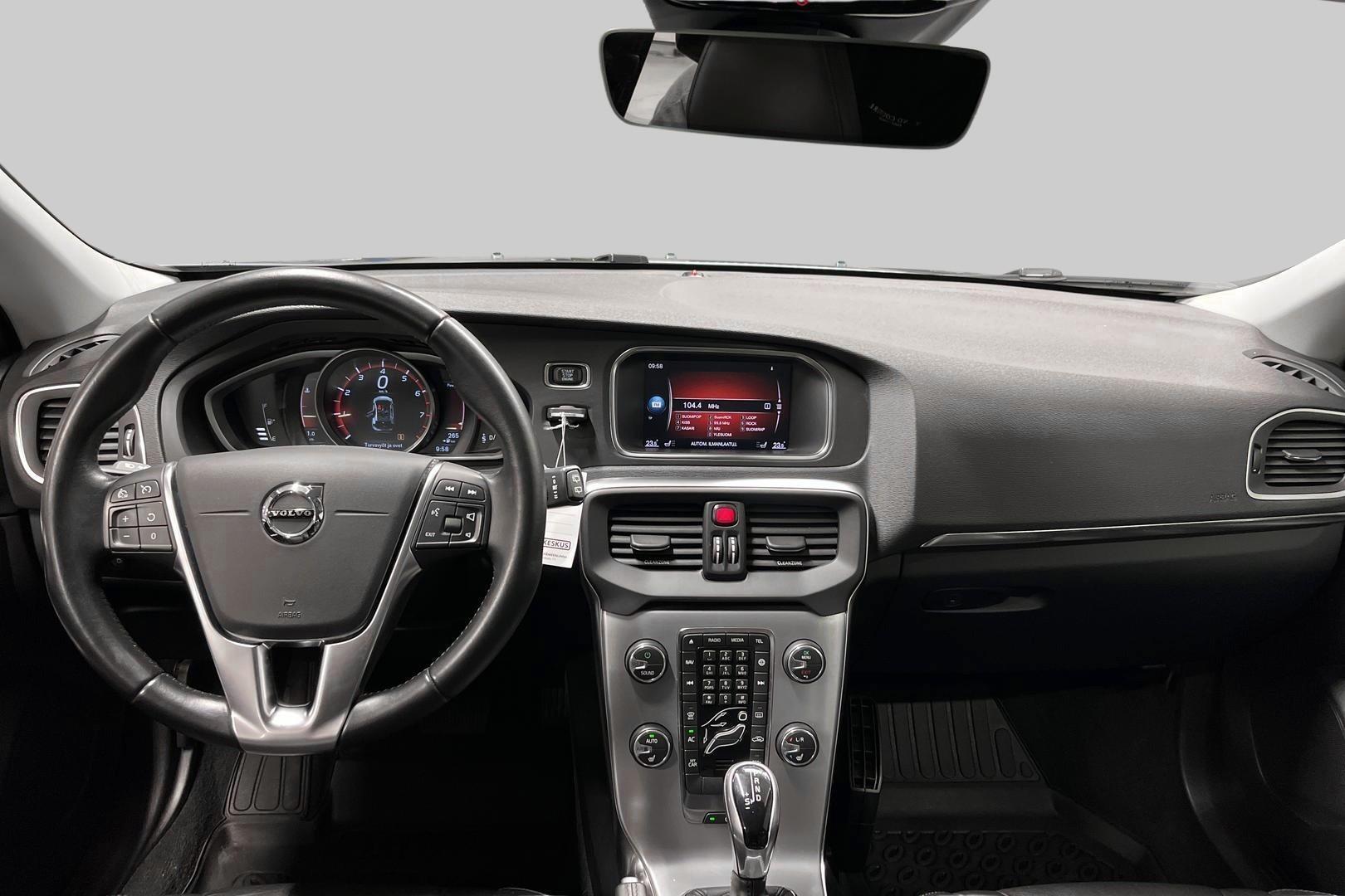 VOLVO V40 2017