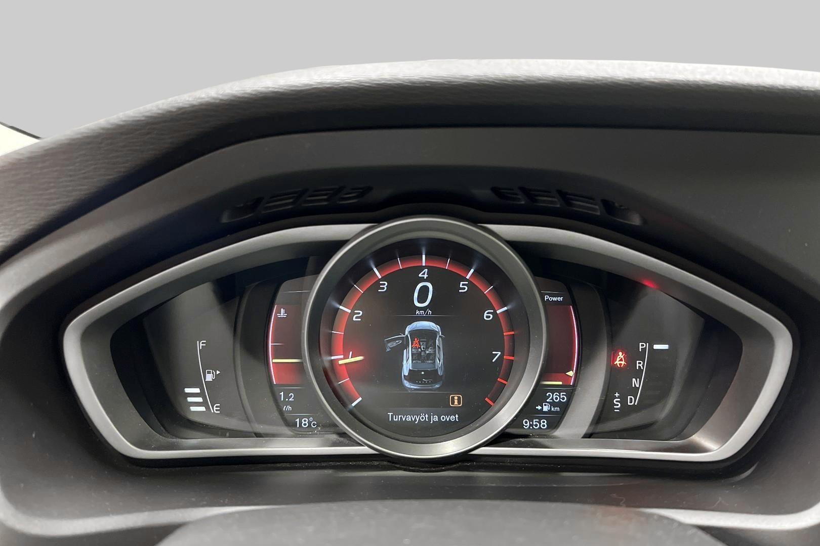 VOLVO V40 2017