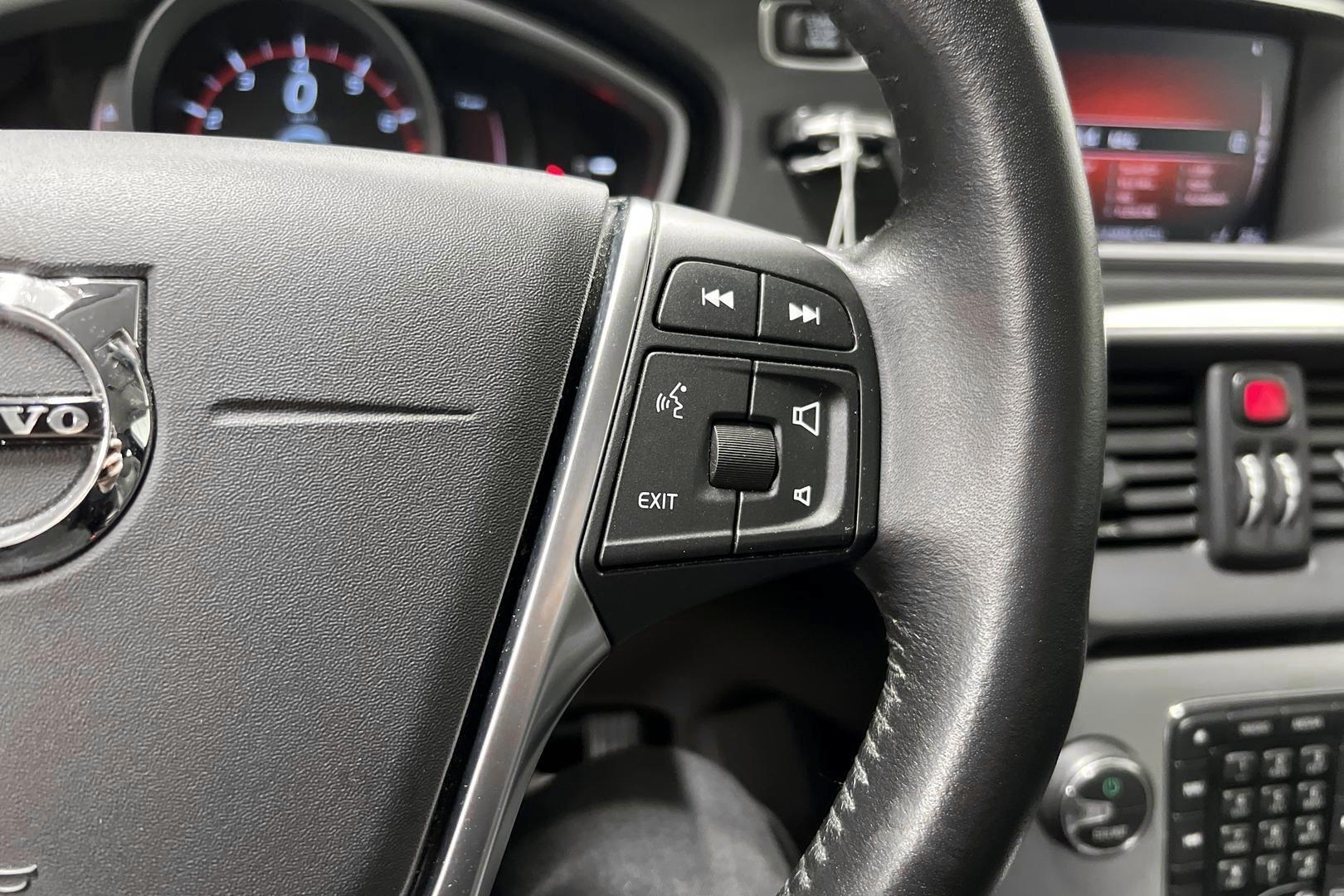VOLVO V40 2017