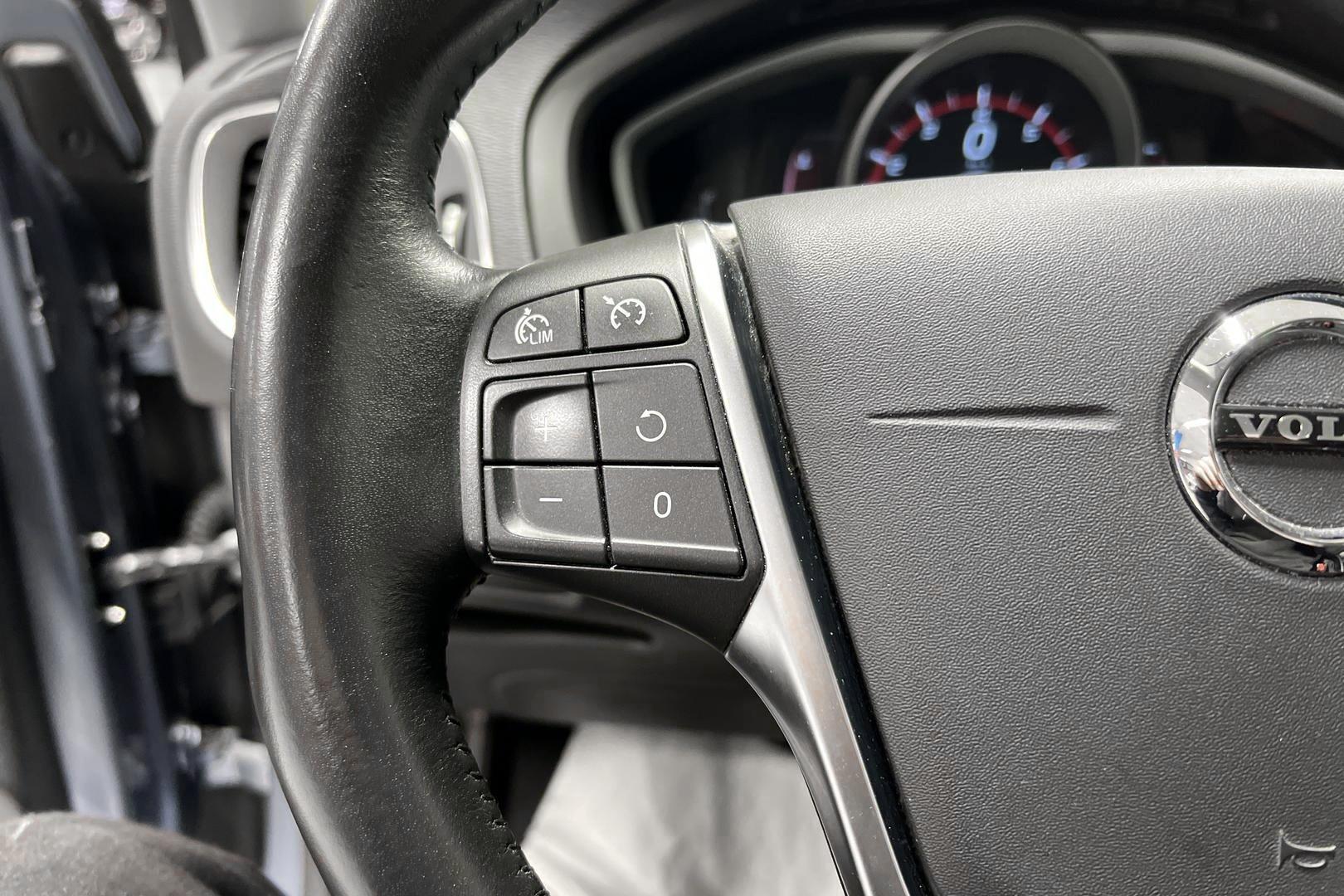 VOLVO V40 2017
