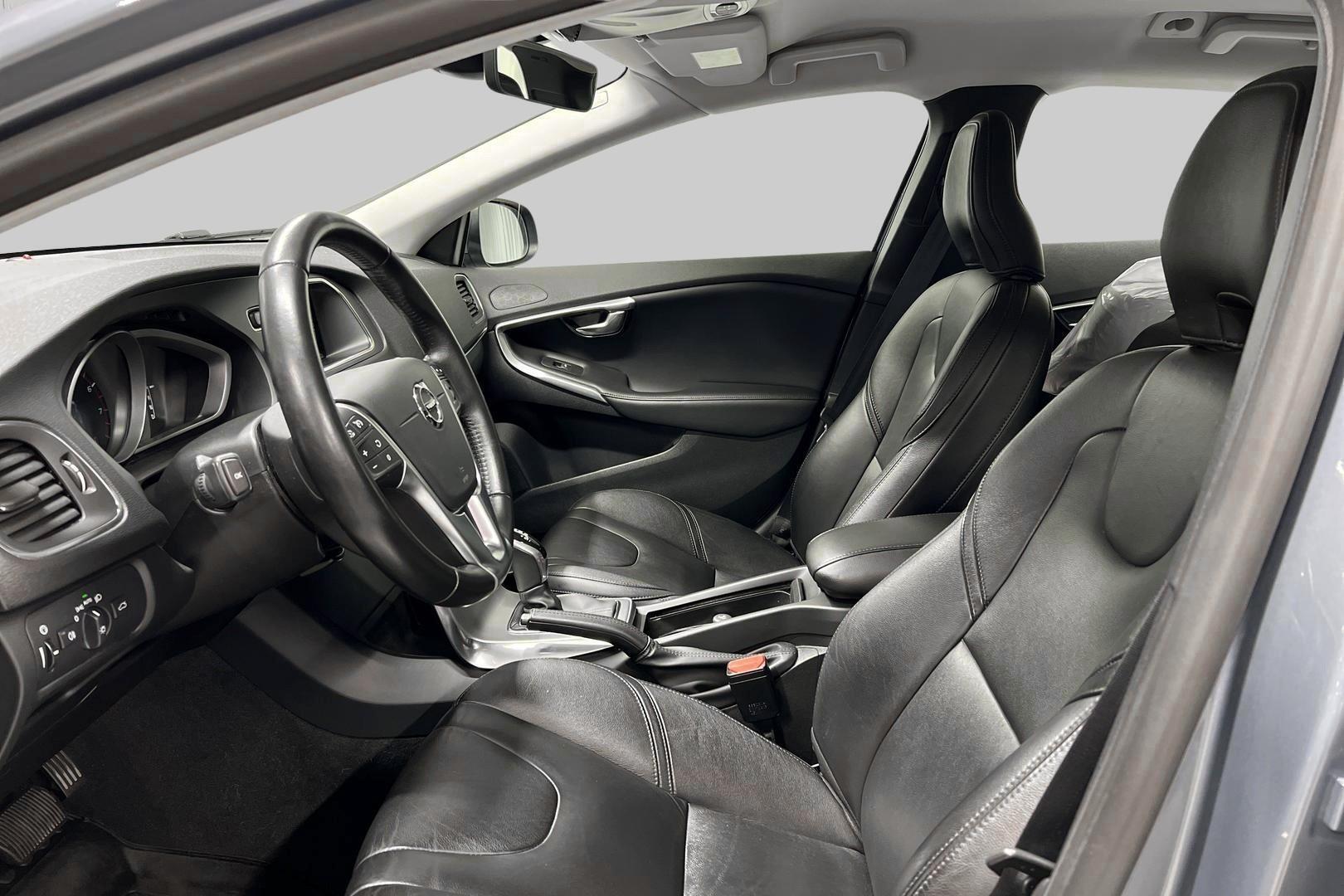 VOLVO V40 2017