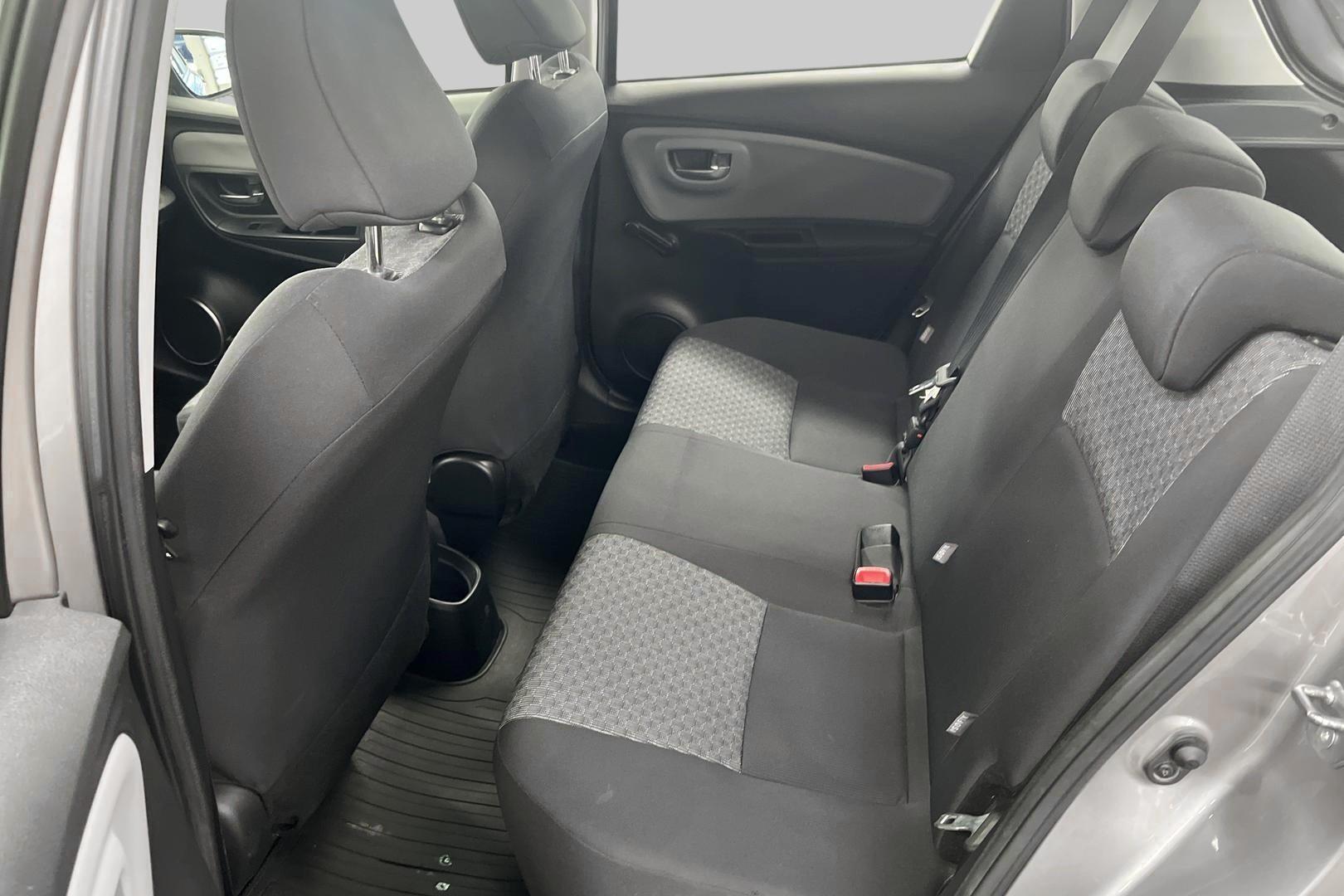 TOYOTA Yaris 2015