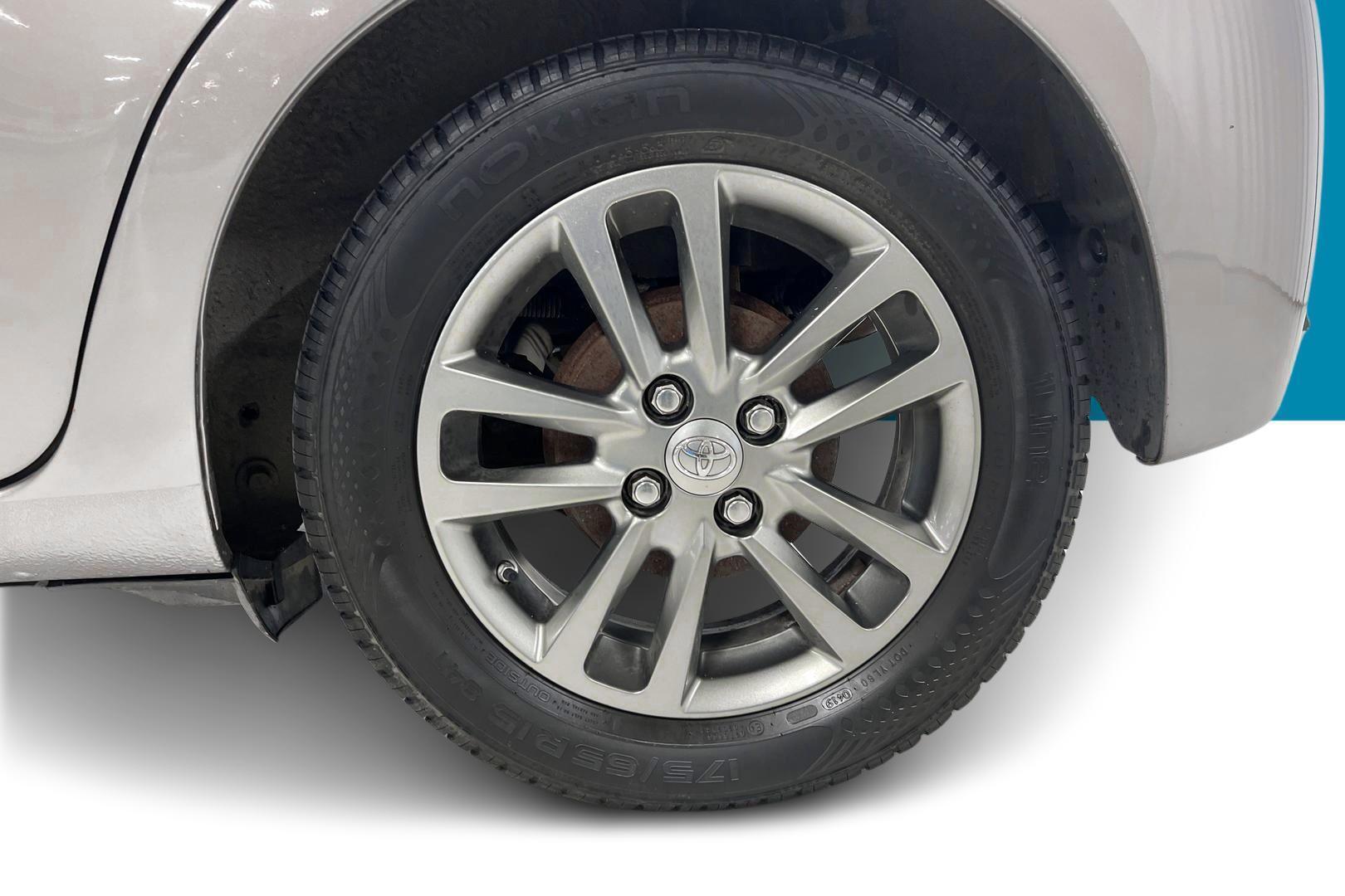 TOYOTA Yaris 2015