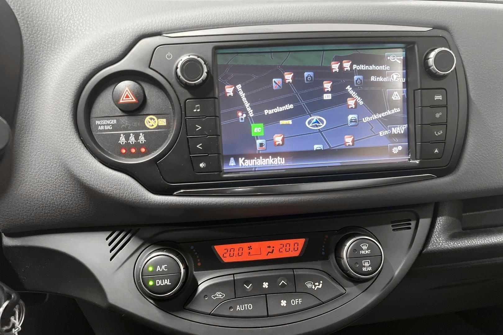 TOYOTA Yaris 2015
