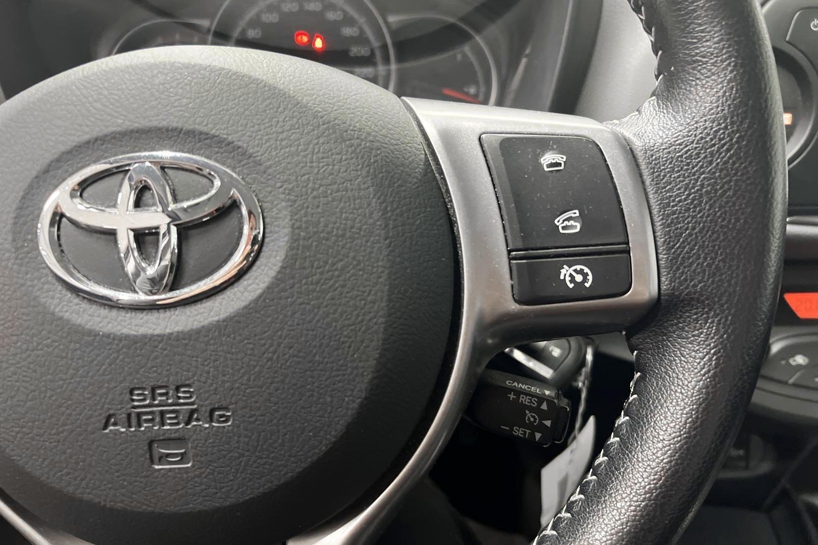 TOYOTA Yaris 2015