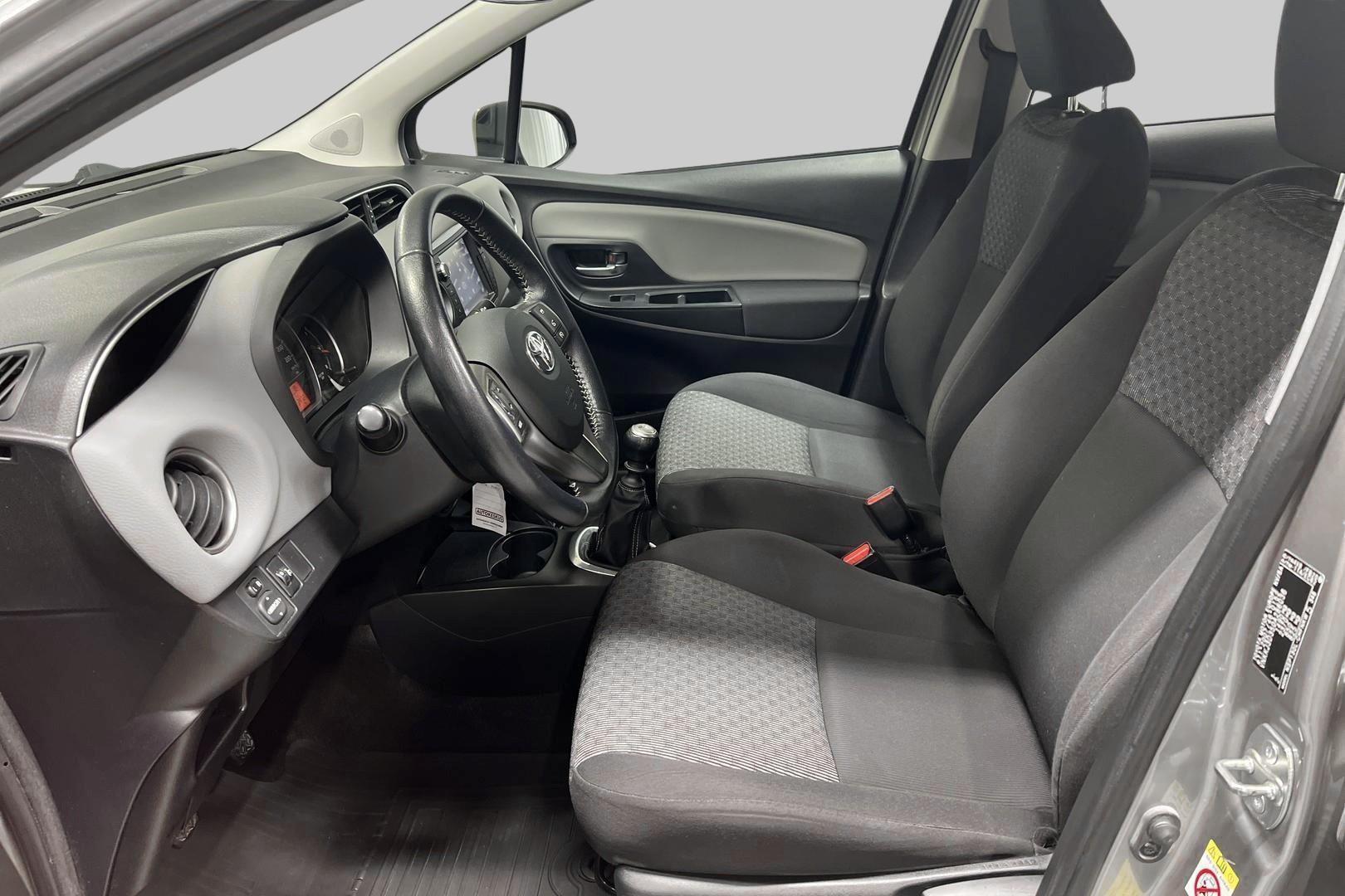 TOYOTA Yaris 2015