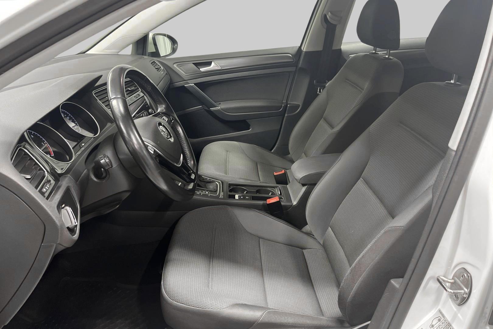 VOLKSWAGEN Golf 9