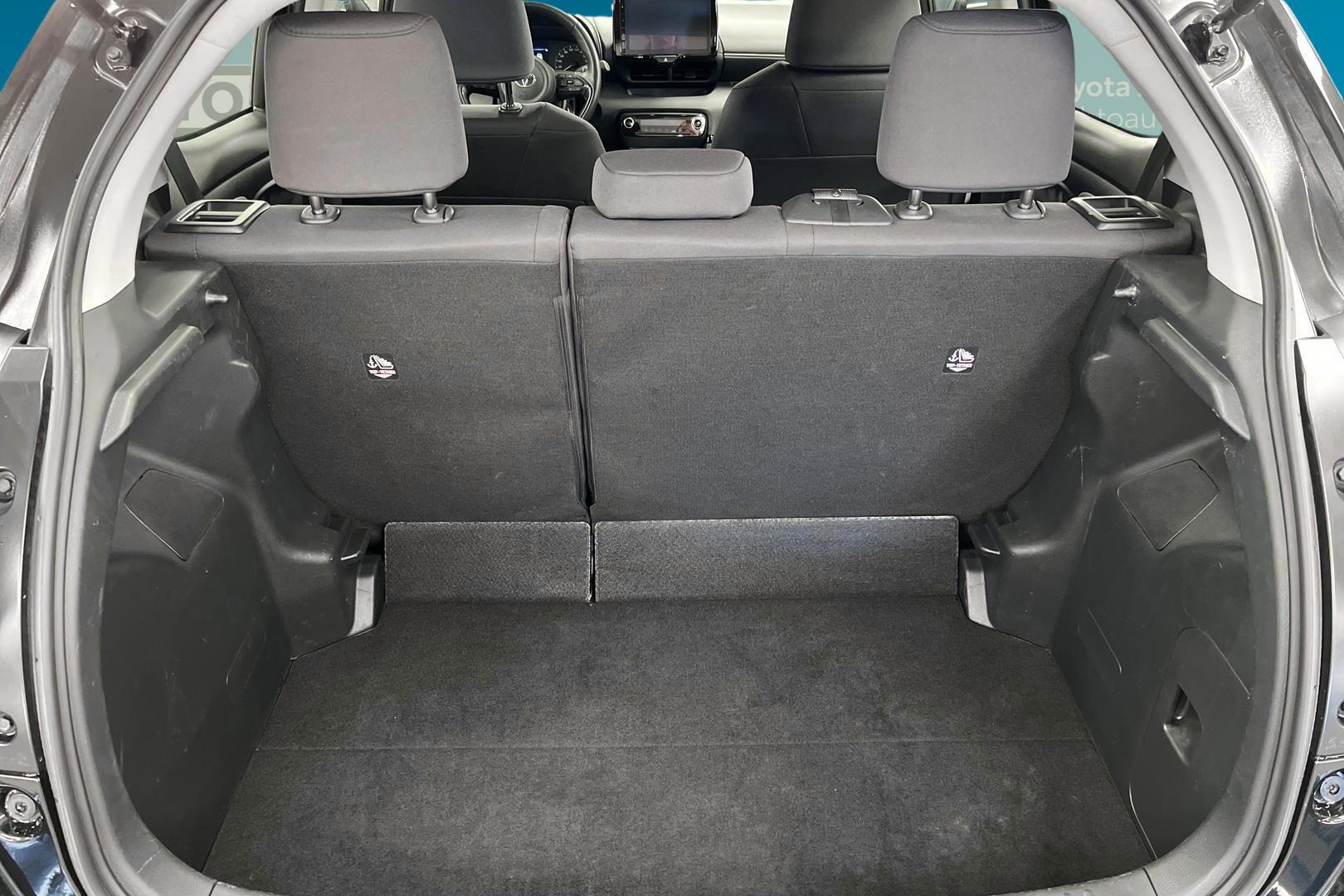 TOYOTA Yaris 12