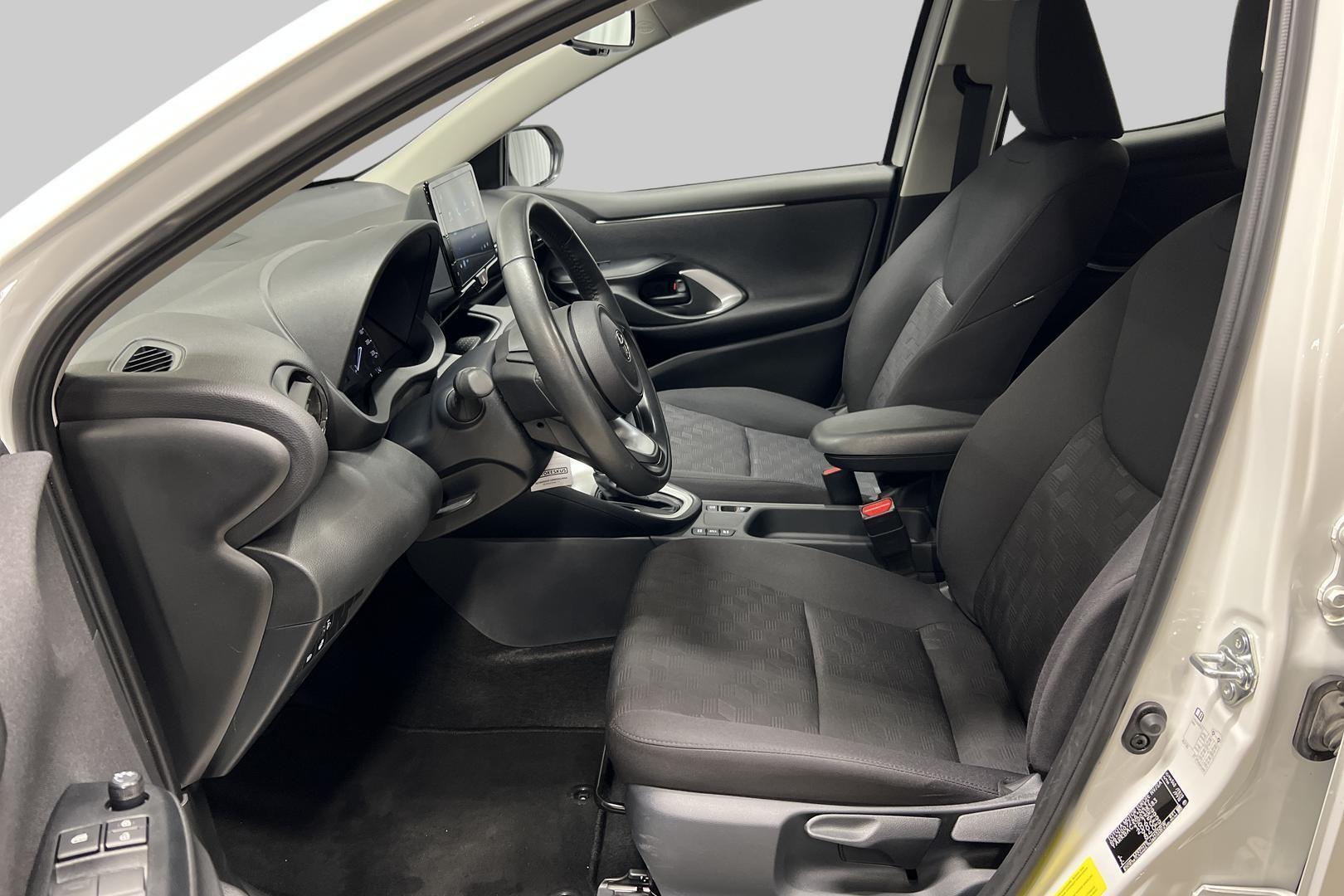 TOYOTA Yaris 9