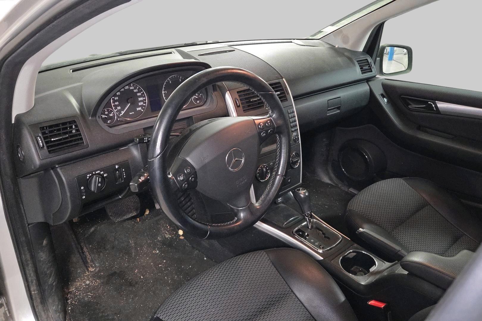 MERCEDES-BENZ A 2011