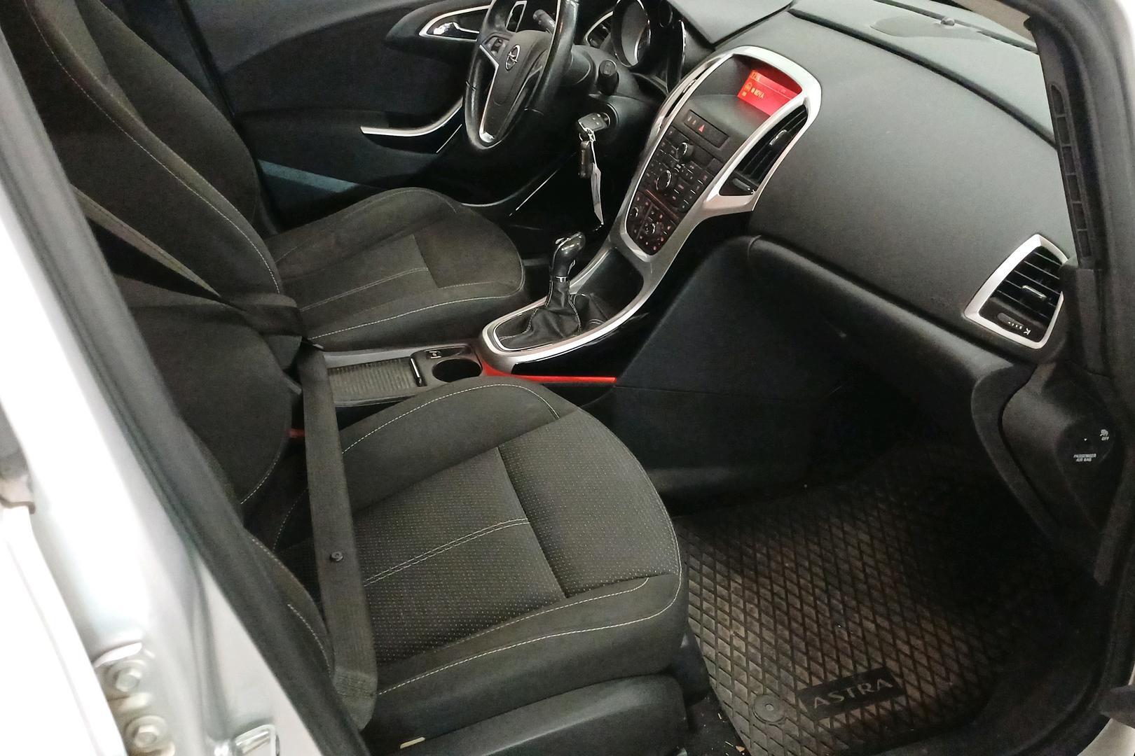 OPEL Astra 2011