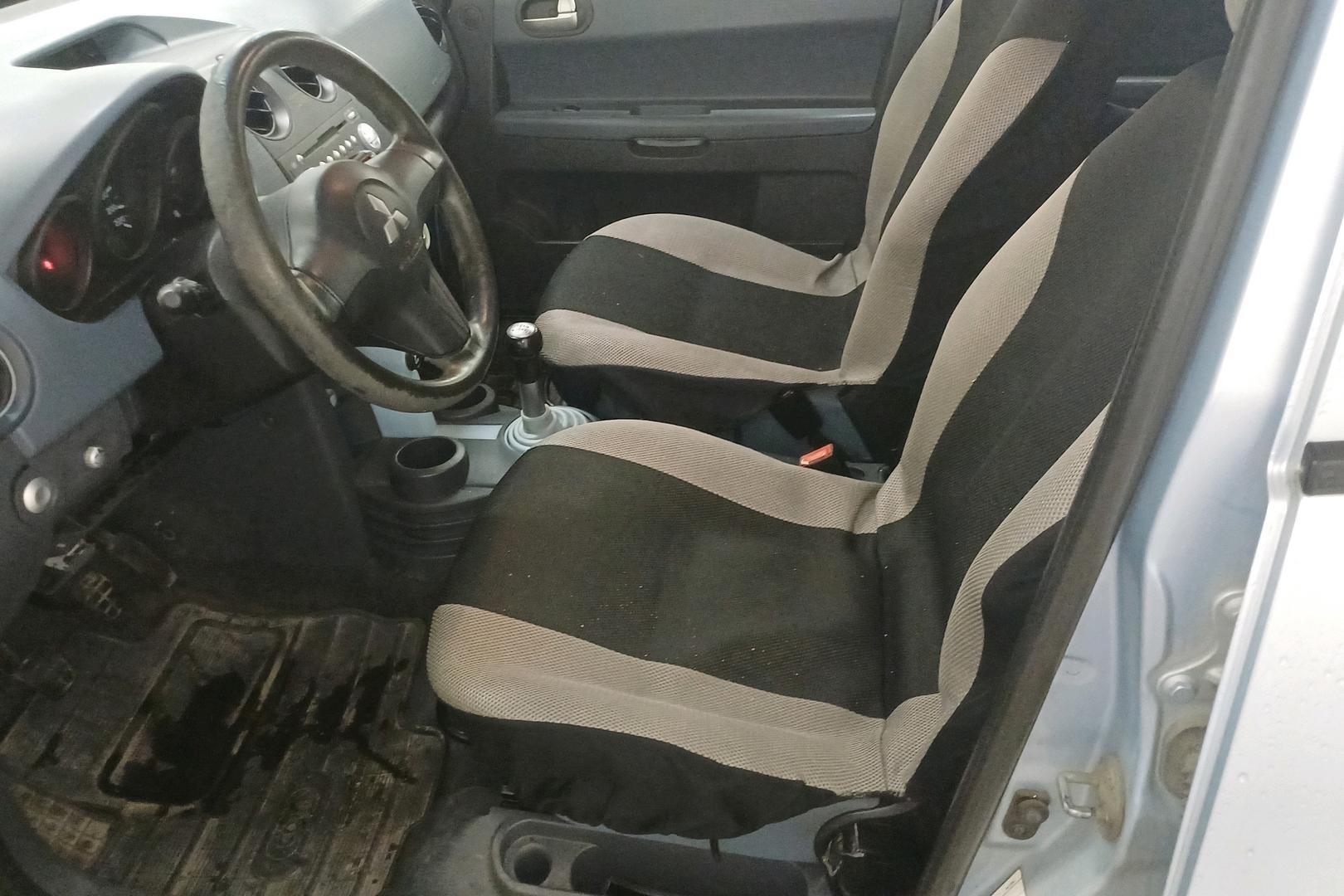 MITSUBISHI Colt 2004