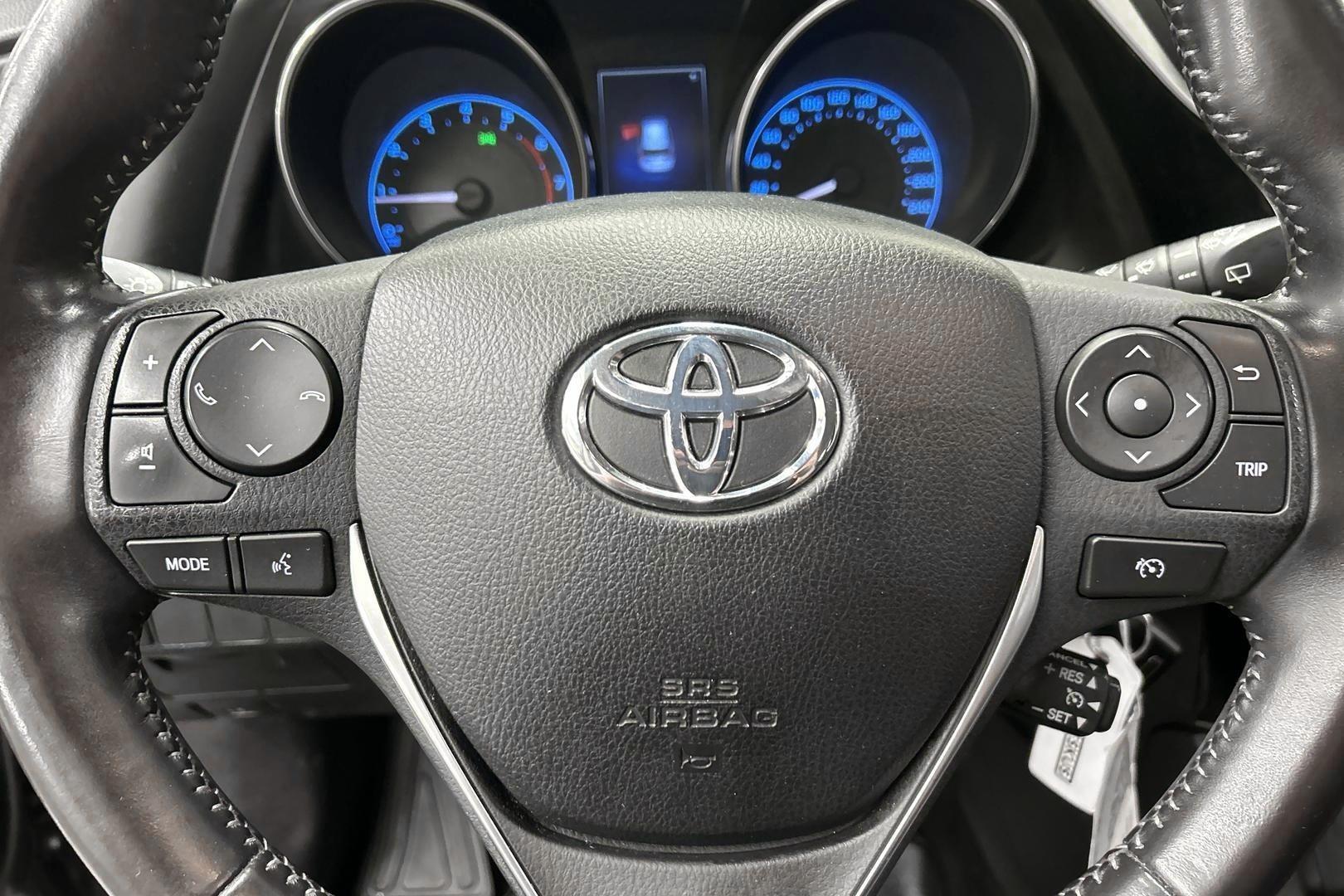 TOYOTA Auris 2015