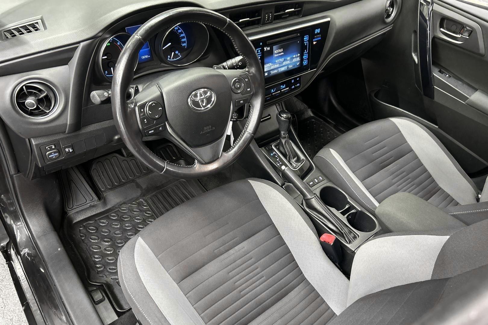 TOYOTA Auris 2015