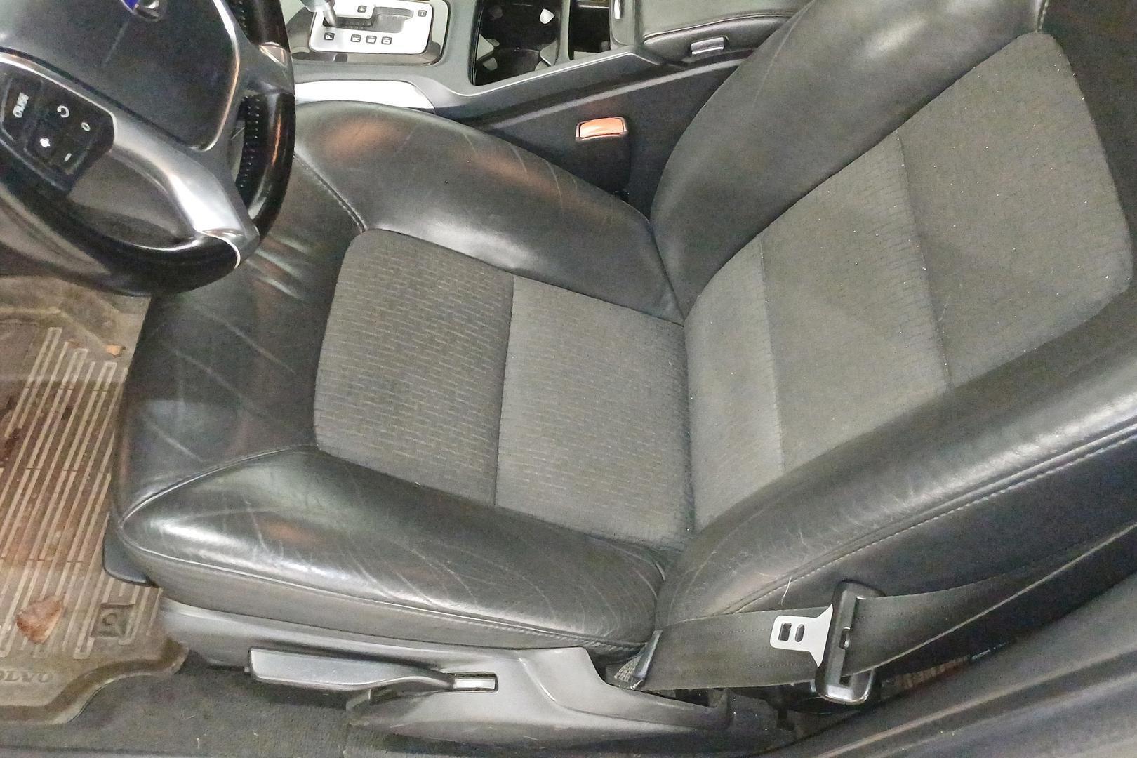 VOLVO V70 2011
