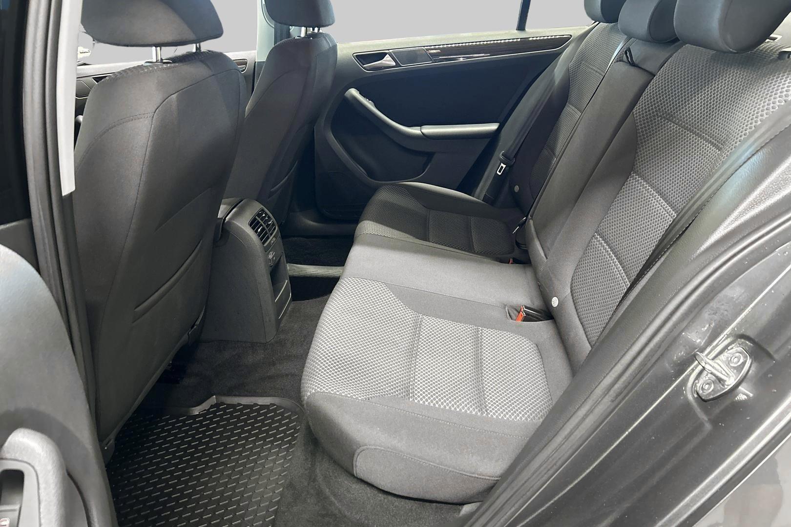 VOLKSWAGEN Jetta 10