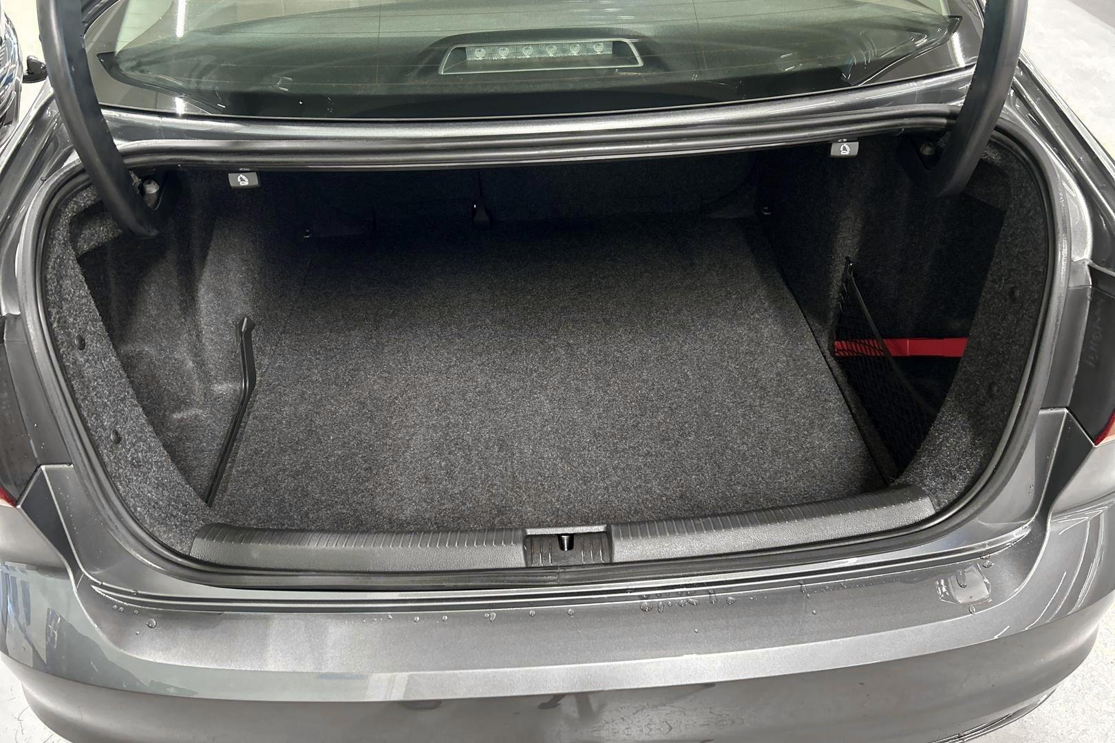VOLKSWAGEN Jetta 12